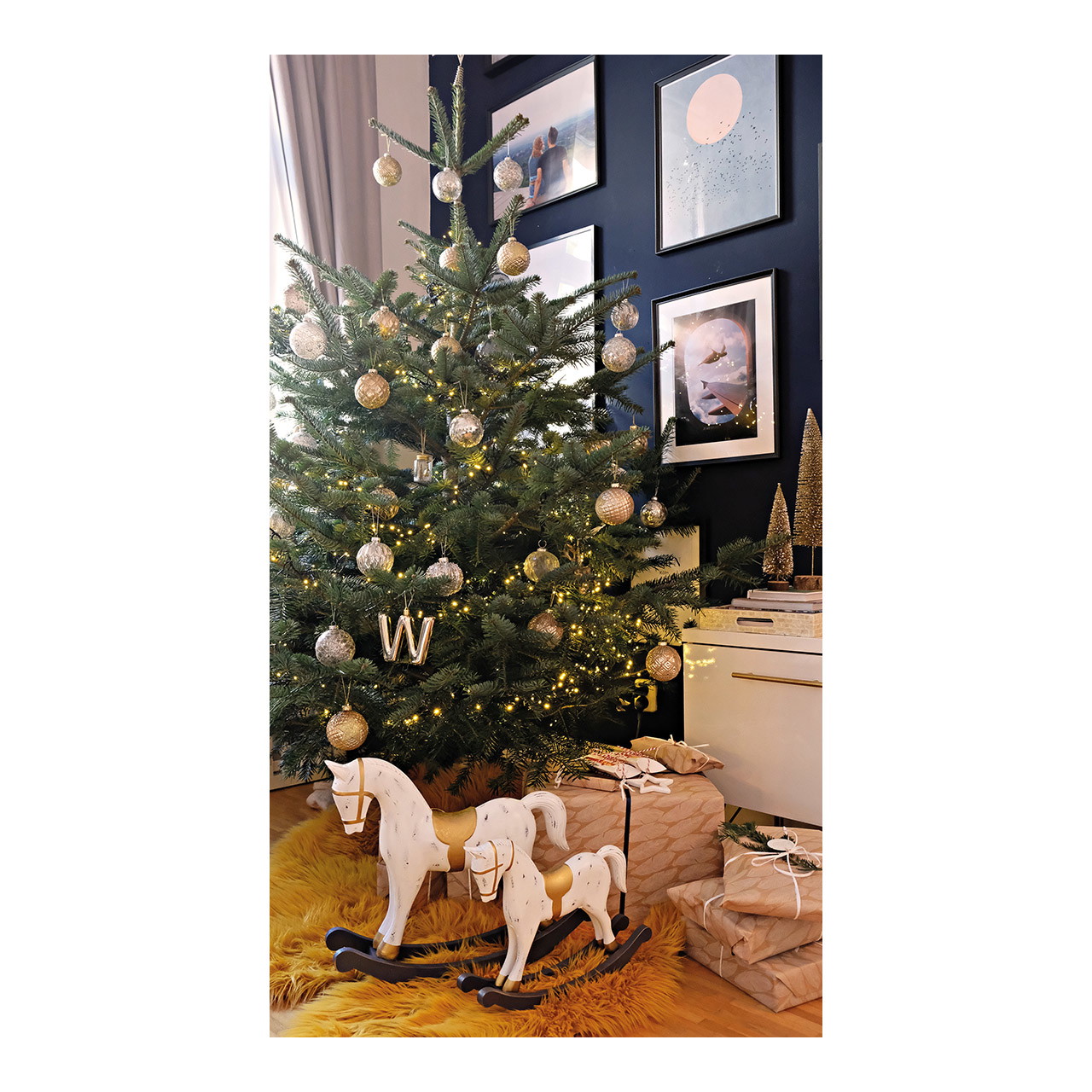 Weihnachtsbaum, Kugelbaum, Weihnachtsdeko, Geschenkpakete, Deko Nordmannstannenbaum
