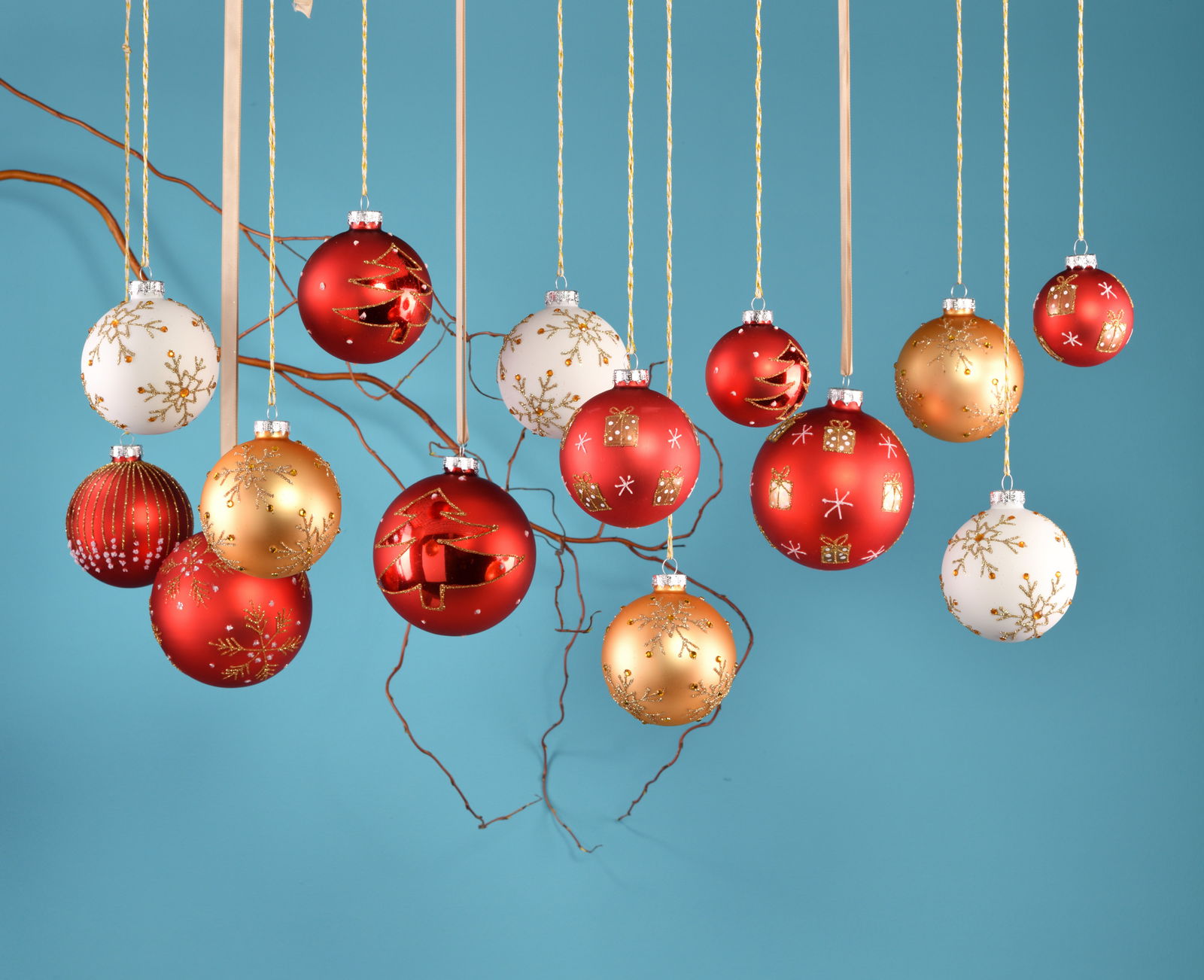 Chrsitbaumkugeln im Grosshandel bei G.Wurm Bunte Christbaumkugeln vor hellblauem Hintergrund