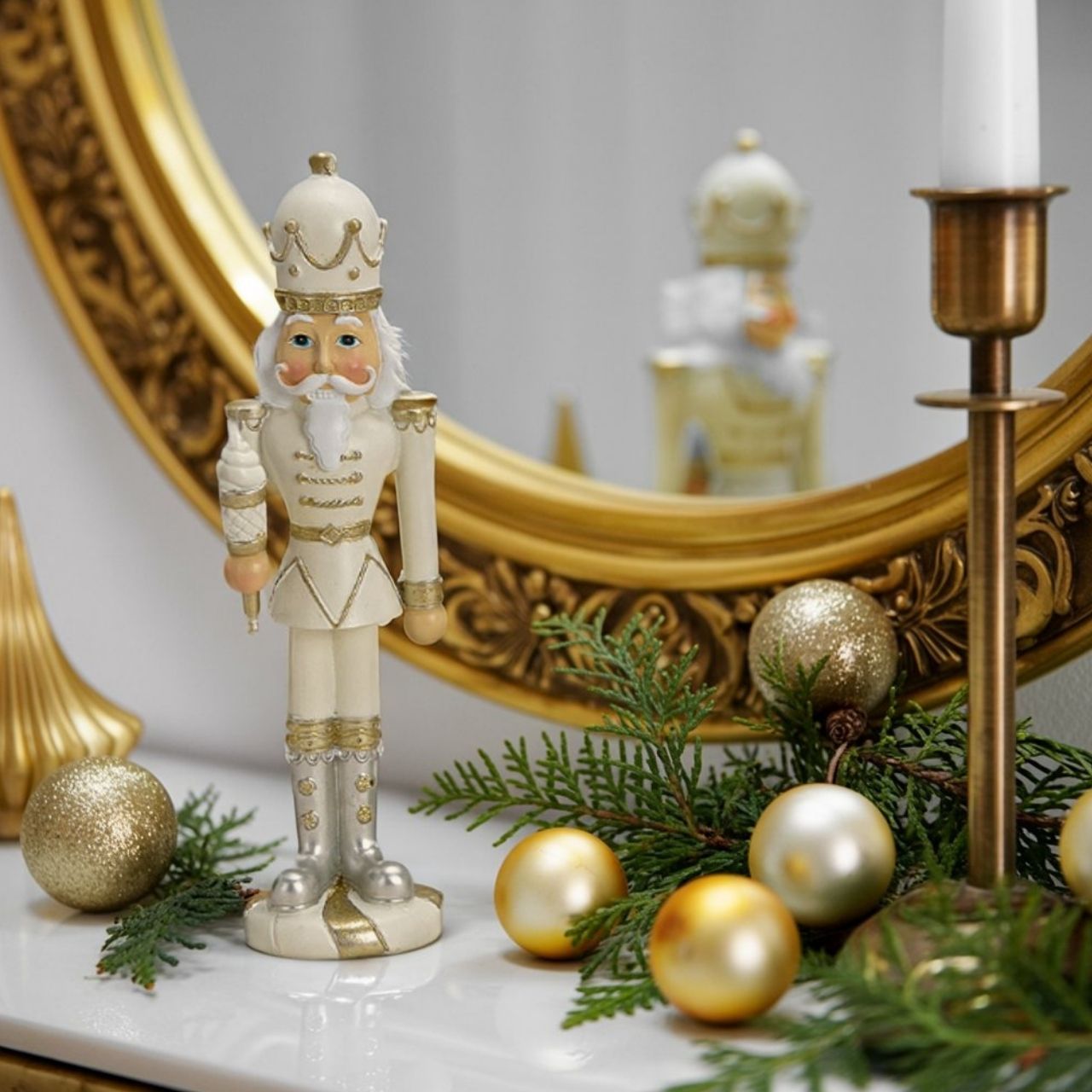 Casse-noix en poly blanc, noir 4 fois, (L/H/P) 7x23x7cm Casse-noix en poly blanc, noir 4 fois, (L/H/P) 7x23x7cm