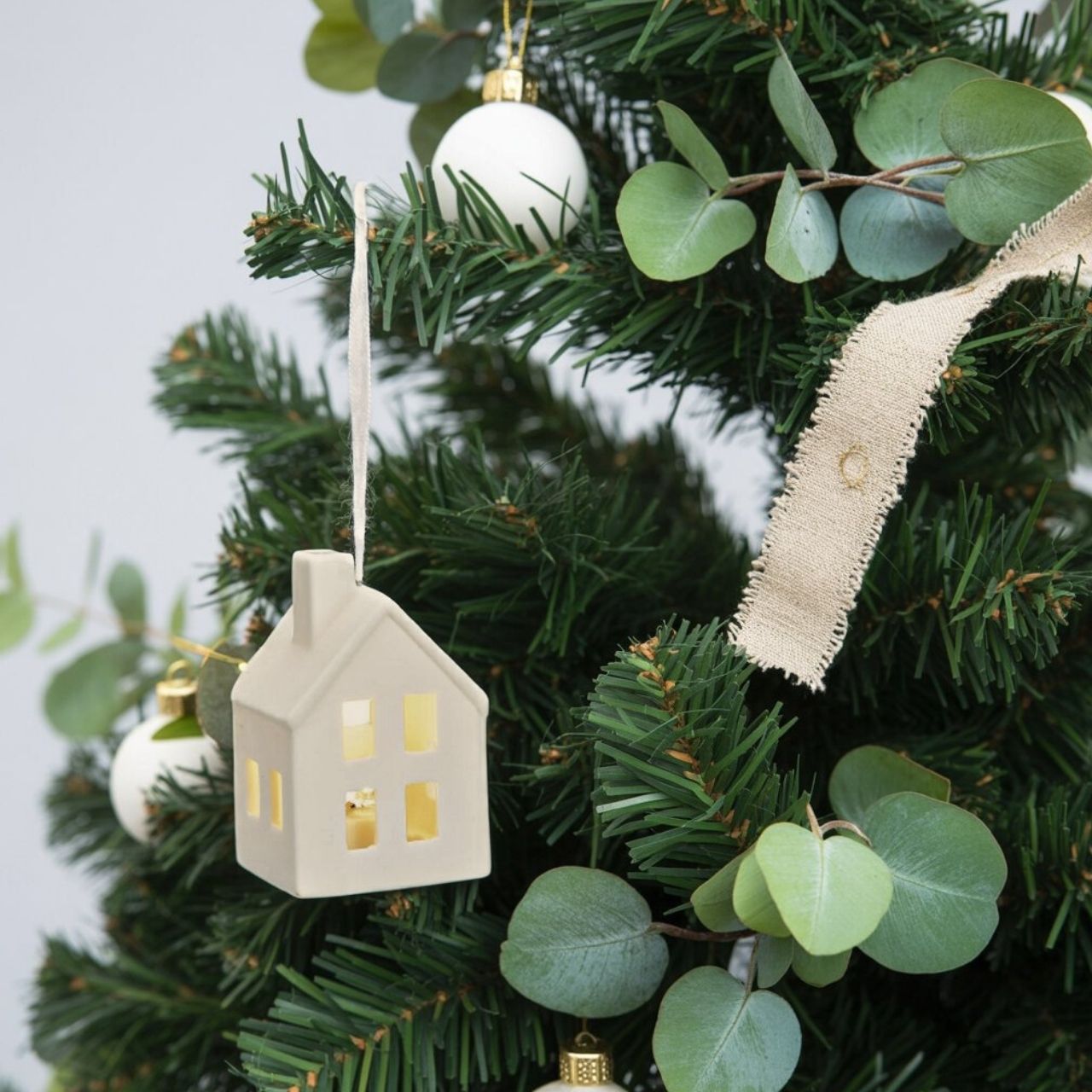 Hausanhänger, Keramik, weiß, LED-Licht, Weihnachtsdekoration