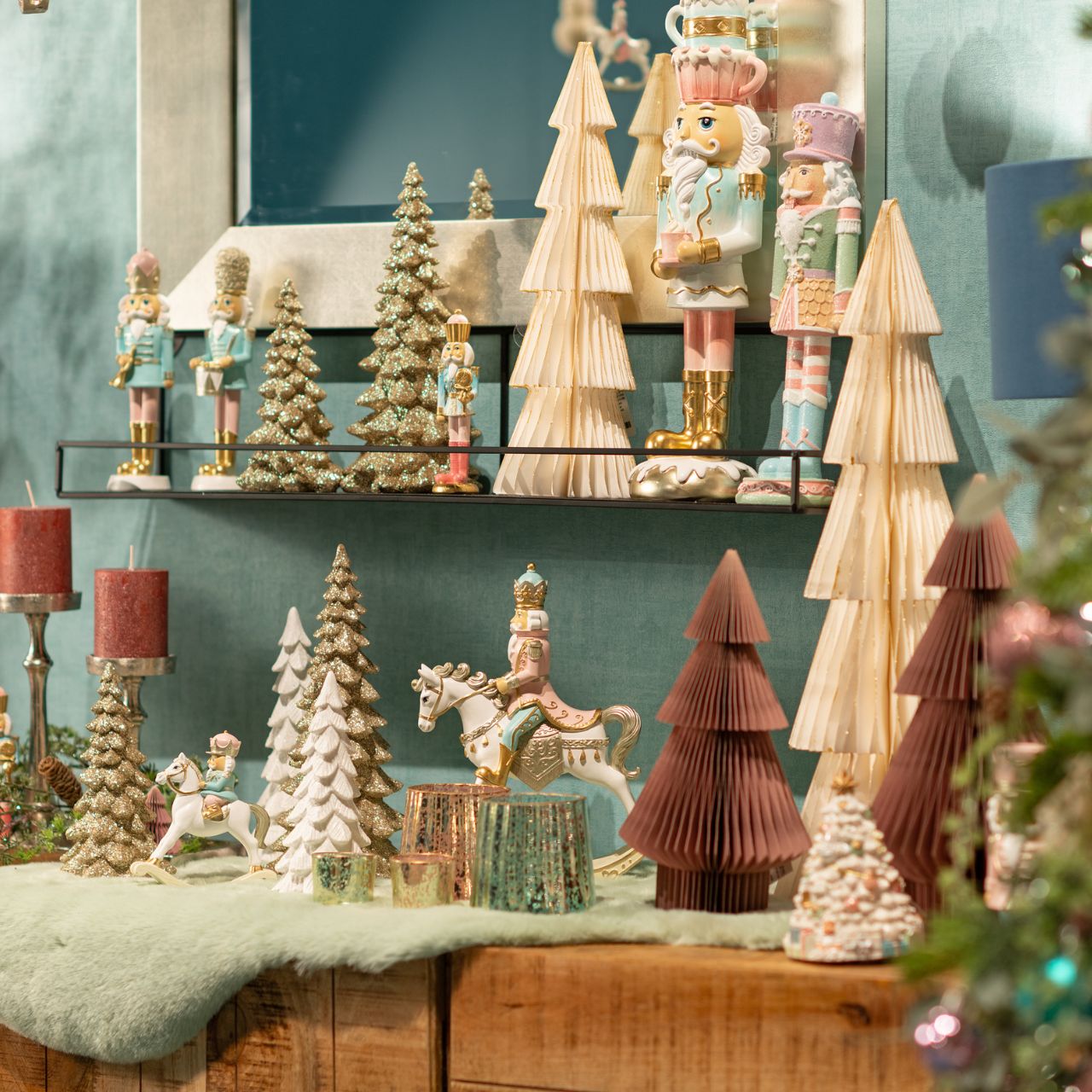 Caballo balancín con Papá Noel de poliéster blanco, rosa/rosa (A/A/A) 22x29x8cm Caballo balancín con Papá Noel de poliéster blanco, rosa/rosa (A/A/A) 22x29x8cm