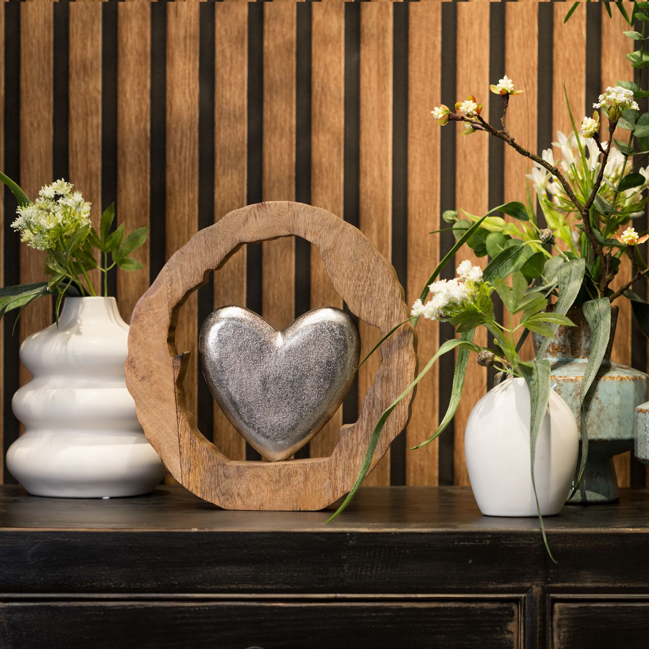 Aufsteller Herz in Mangoholz Kreis aus Metall Silber (B/H/T) 28x29x5cm Aufsteller Herz in Mangoholz Kreis aus Metall Silber (B/H/T) 28x29x5cm