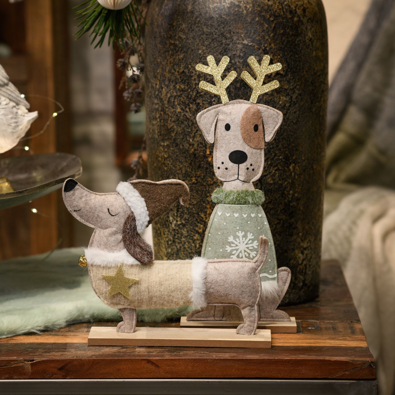Chien sur socle en feutre/bois, beige/vert (L/H/P) 15x35x5cm Chien sur socle en feutre/bois, beige/vert (L/H/P) 15x35x5cm