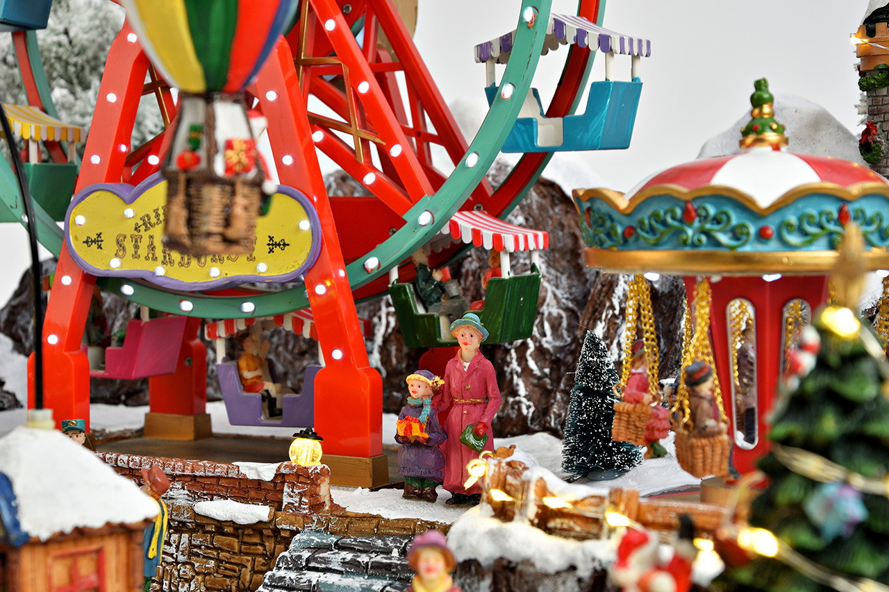Weihnachtsdorf mit Riesenrad und Weihnachtsmarkt aus Poly Weihnachtsdorf, Jahrmarkt, Riesenrad, Karussell, Schneelandschaft