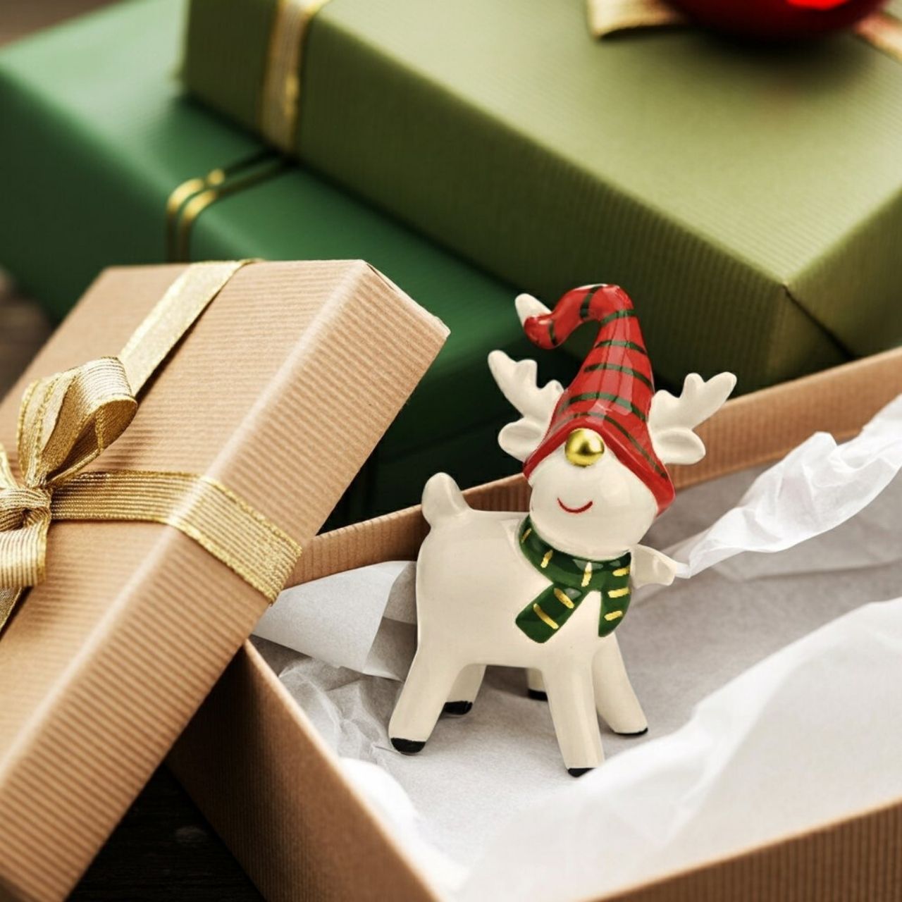 Rentier mit Weihnachtsmütze aus Keramik grün (B/H/T) 9x13x5cm Rentier mit Weihnachtsmütze aus Keramik grün (B/H/T) 9x13x5cm