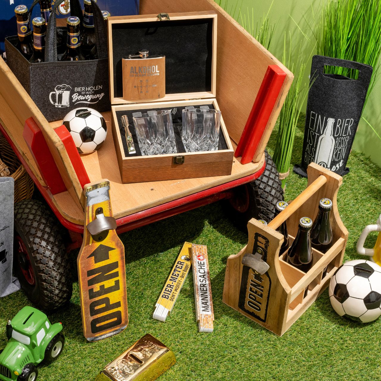 Men's folding rule made of wood colorful 10-fold. 30 pcs. with wooden stand Men's folding rule made of wood colorful 10-fold. 30 pcs. with wooden stand