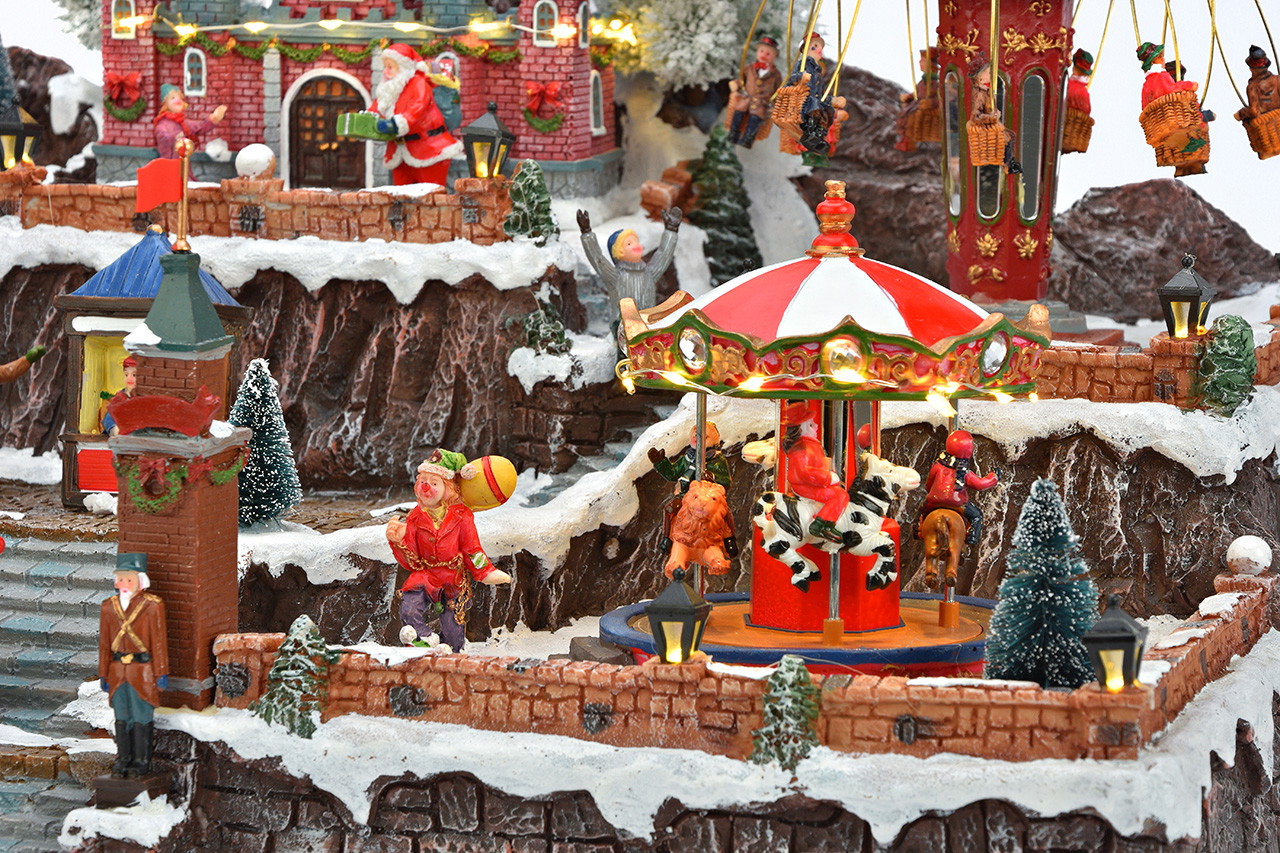 Weihnachtsjahrmarkt mit Riesenrad und Karussells aus Poly Weihnachtsdorf, Miniaturkarussell, Winterlandschaft, Schneebedeckt, LED-Beleuchtung