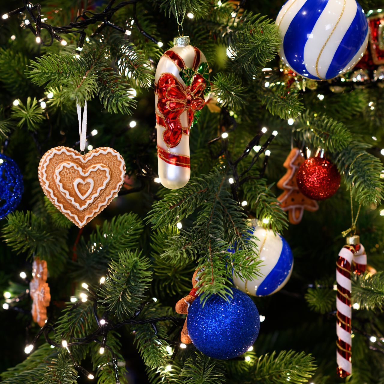Colgador navideño de cristal bastón de caramelo, rojo/blanco (A/A/A) 7x13x3cm Colgador navideño de cristal bastón de caramelo, rojo/blanco (A/A/A) 7x13x3cm