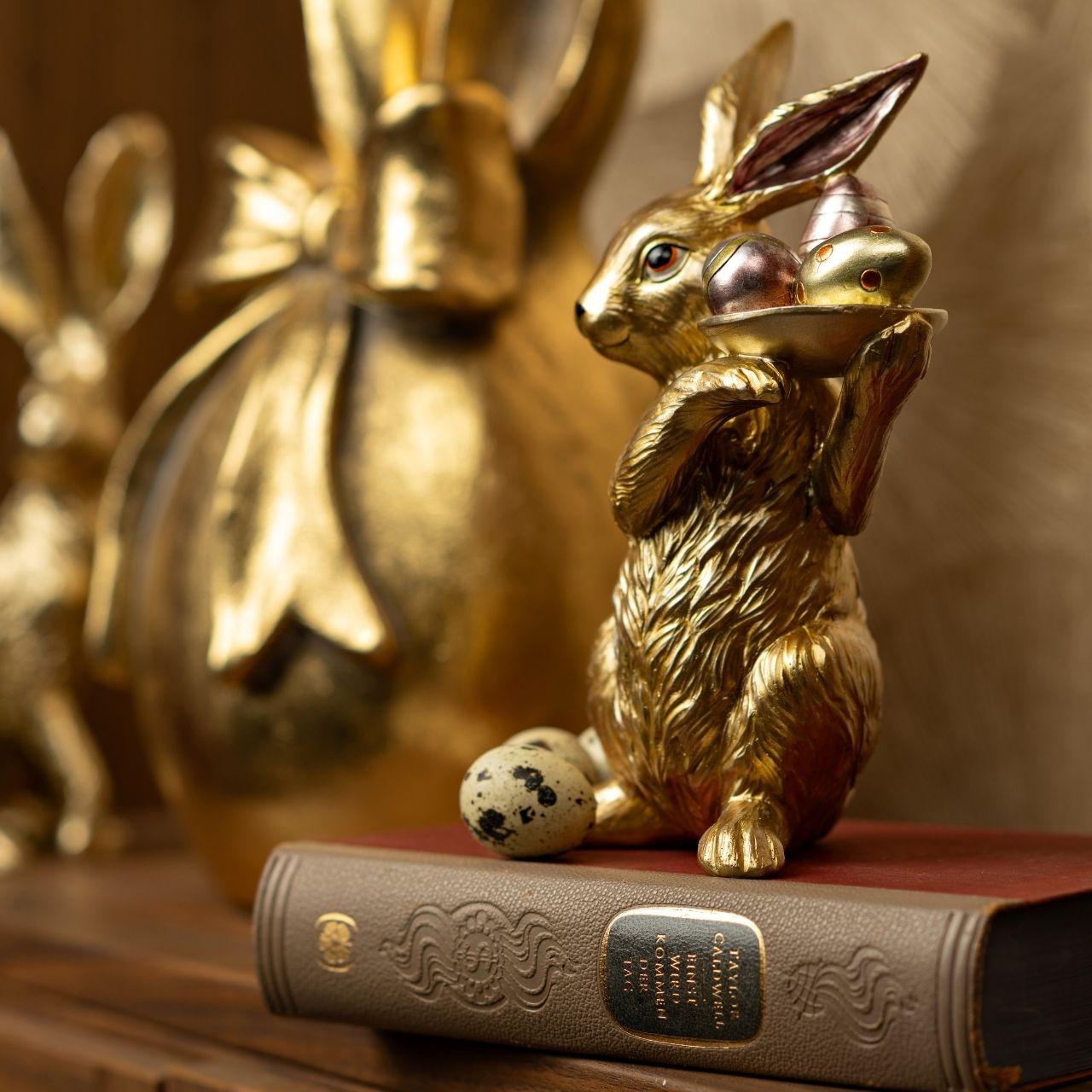 Hasenfigur, Osterdekoration, goldfarben, Metalloptik, mit Eiern