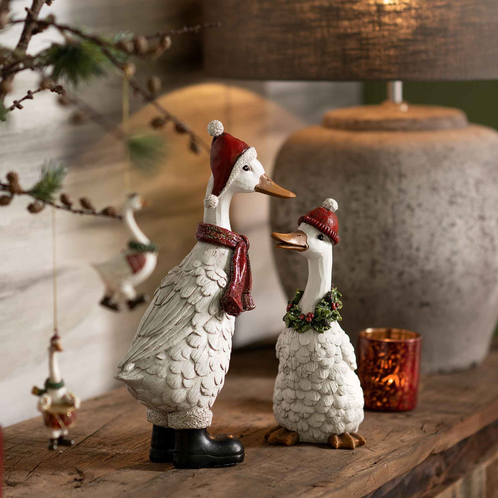 Oca di Natale con cappello e ghirlanda in polietilene bianco (L/H/D) 11x24x12cm