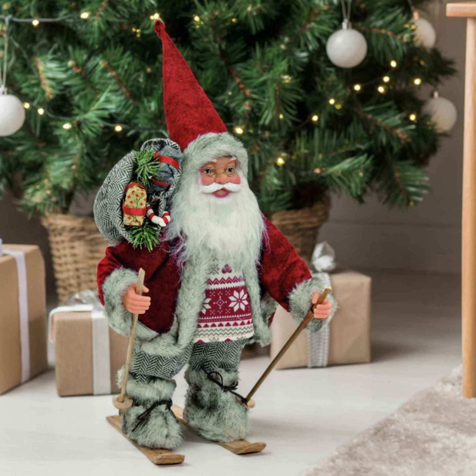 Nikolaus auf Ski in rot aus Kunststoff/Textil/Holz (B/H/T) 18x30x12 cm Weihnachtsfigur, Santa Claus, Schlitten, Kleidung, Ski