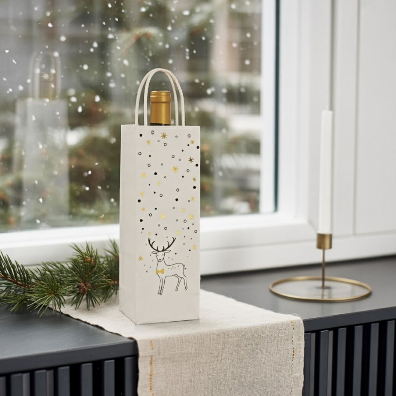 Flaschentüte, It`s snowing, Hirsch, aus Papier/Pappe weiß 2-fach, (B/H/T) 12x35x9cm