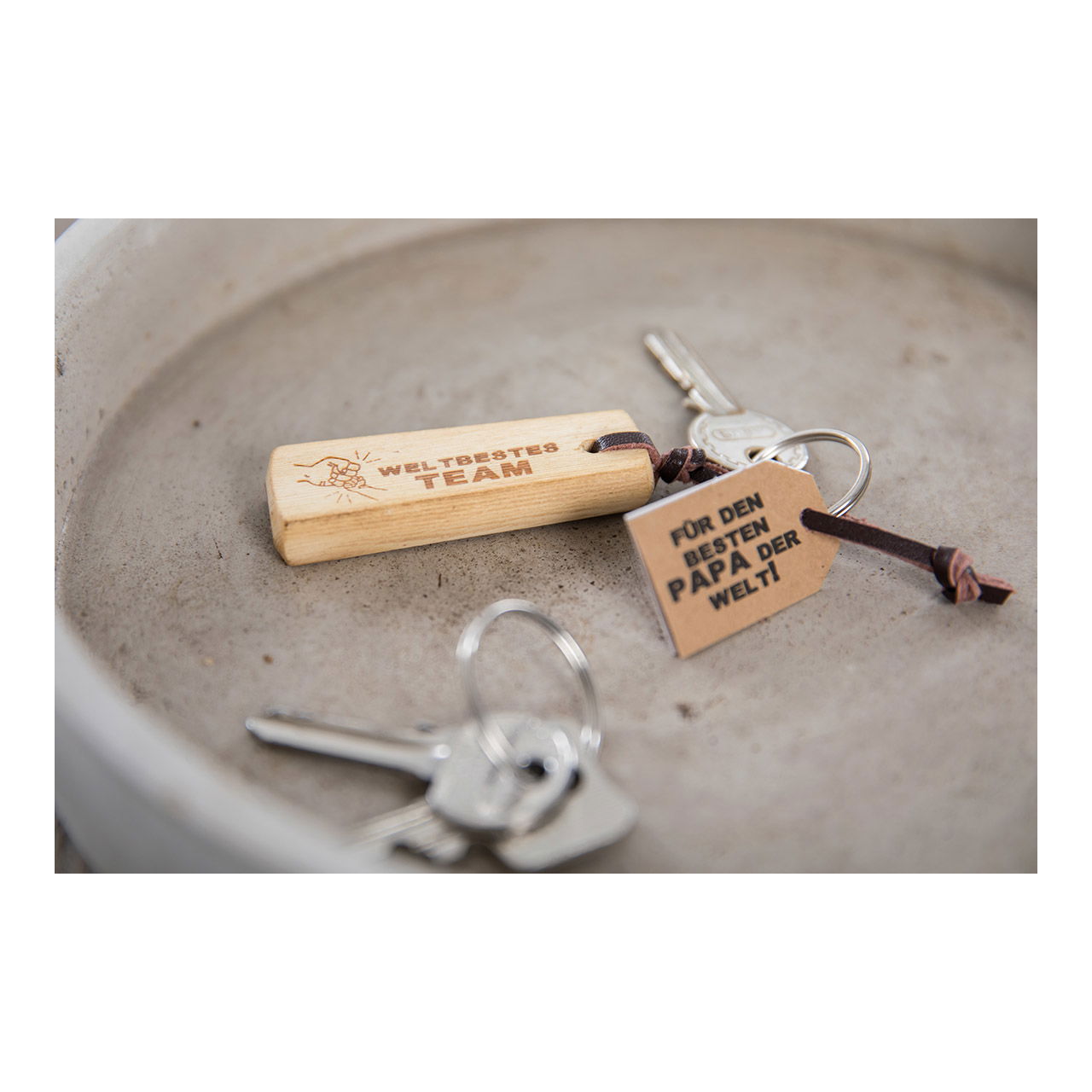 Schlüsselanhänger Glücks, für die besten Männer der Welt, aus Holz Natur (B/H/T) 7x2x1cm Schlüsselanhänger Glücks, für die besten Männer der Welt, aus Holz Natur (B/H/T) 7x2x1cm