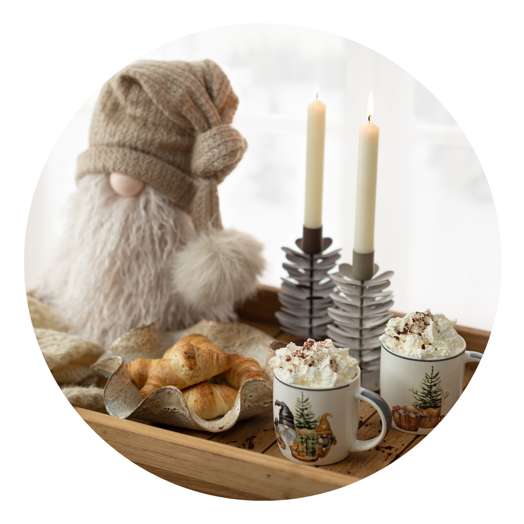Kuscheltier, Winterdeko, Kerzen, Croissants, Tassen mit Schnee-Design