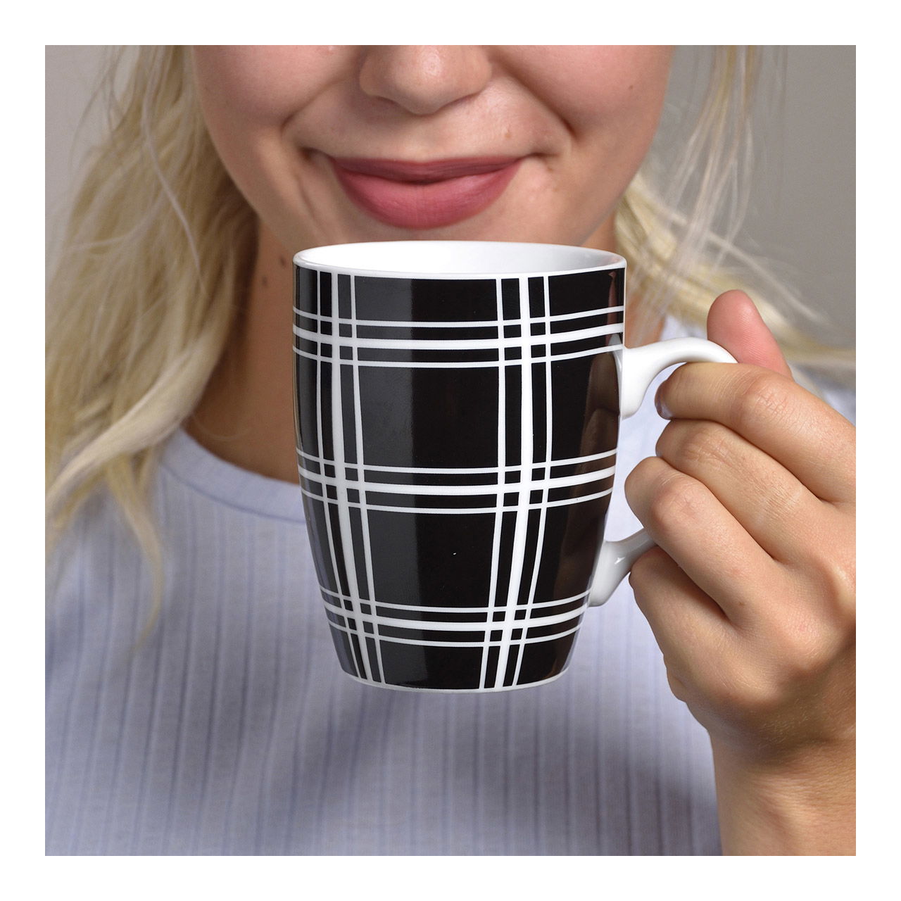 Becher Streifen schwarz-weiß aus Porzellan, 4-fach sortiert, 10 cm 300ml Becher Streifen schwarz-weiß aus Porzellan, 4-fach sortiert, 10 cm 300ml