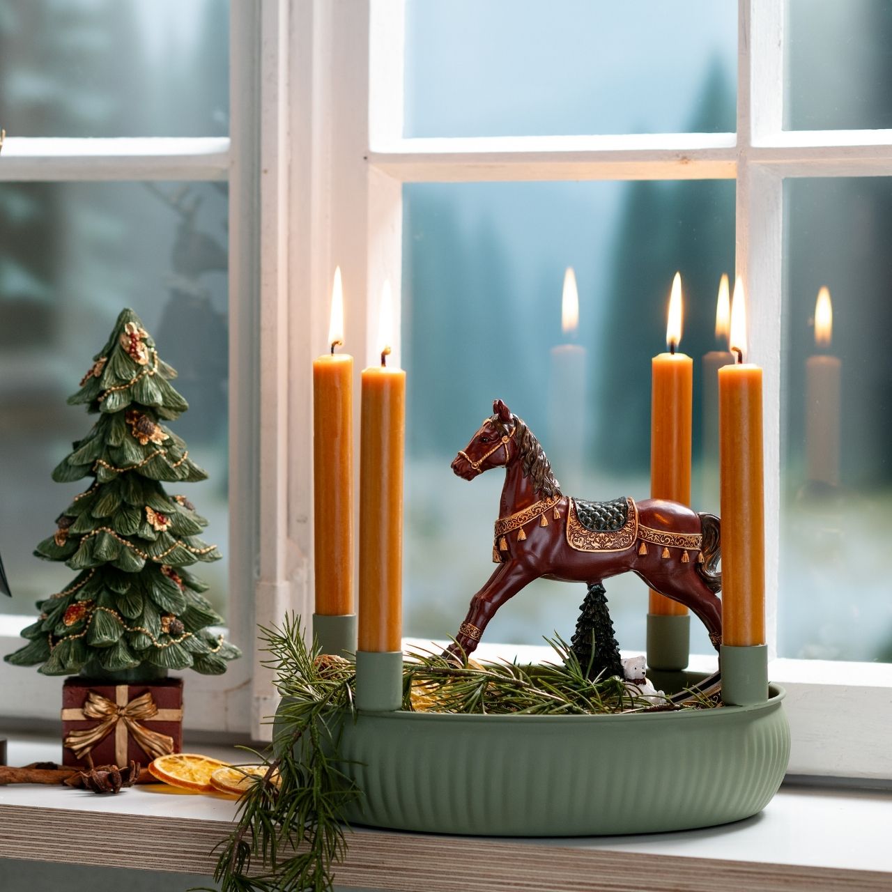 Adventskranz?, Kerzen, dekorativer pferd, grüne schale, kieferzweige