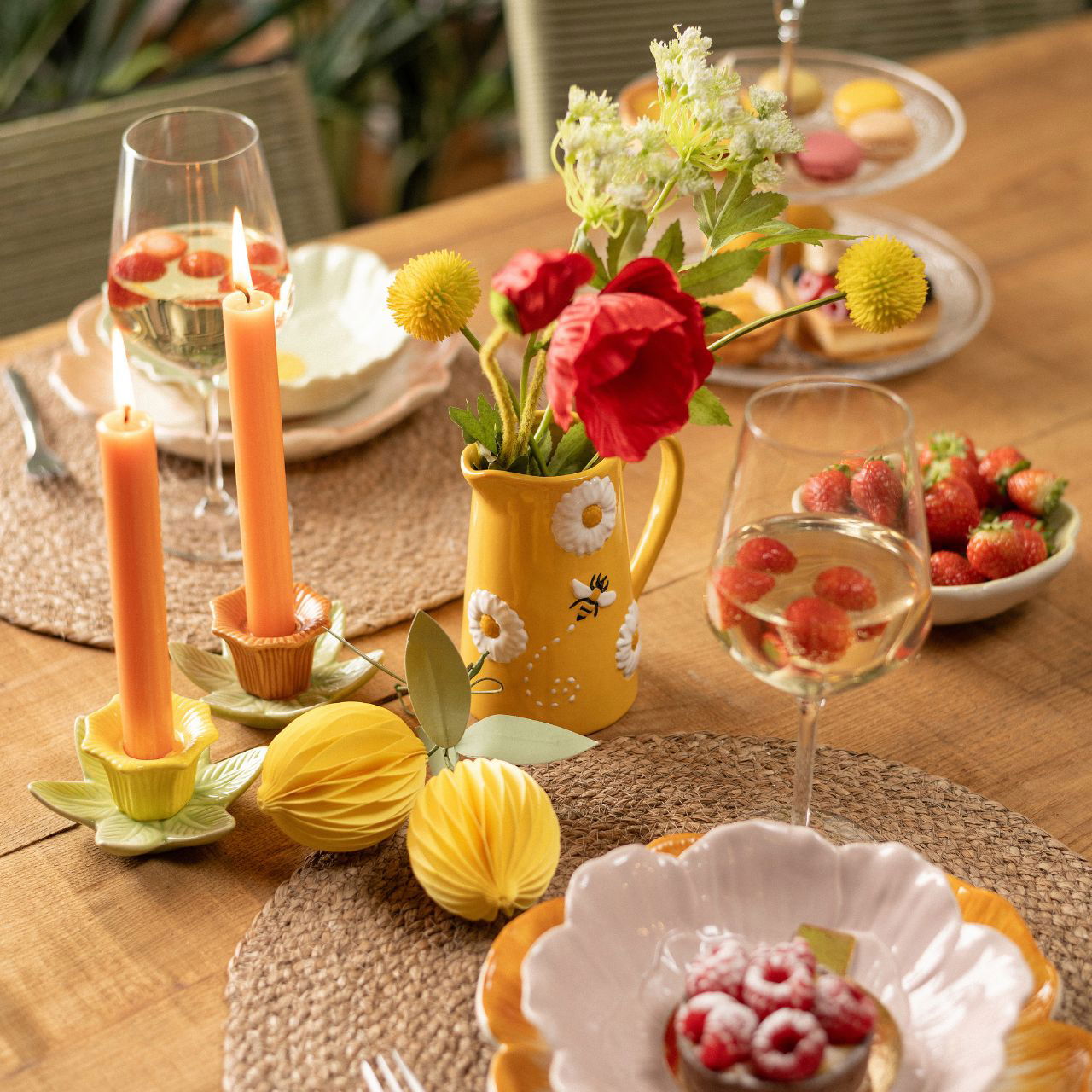 Tischdeko, Blumenvasen, Kerzen, Servierplatte, Obst/Dessert