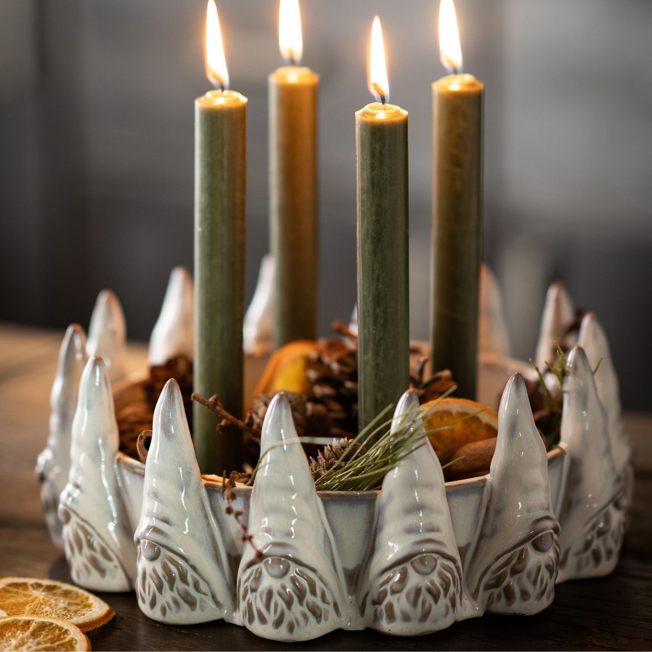 Kerzenhalter, Adventsgesteck Wichtel Dekor aus Steingut, Weiß (B/H/T) 27x10x27cm Kerzenhalter, Adventsgesteck Wichtel Dekor aus Steingut, Weiß (B/H/T) 27x10x27cm