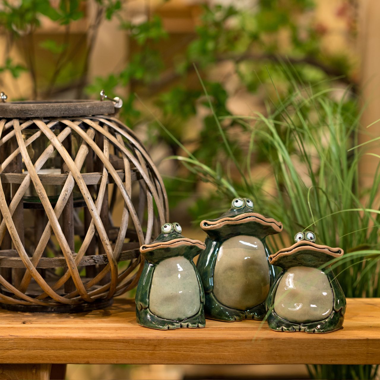 Frosch aus Keramik, grün 2-fach (B/H/T) 7x10x7cm Frosch aus Keramik, grün 2-fach (B/H/T) 7x10x7cm