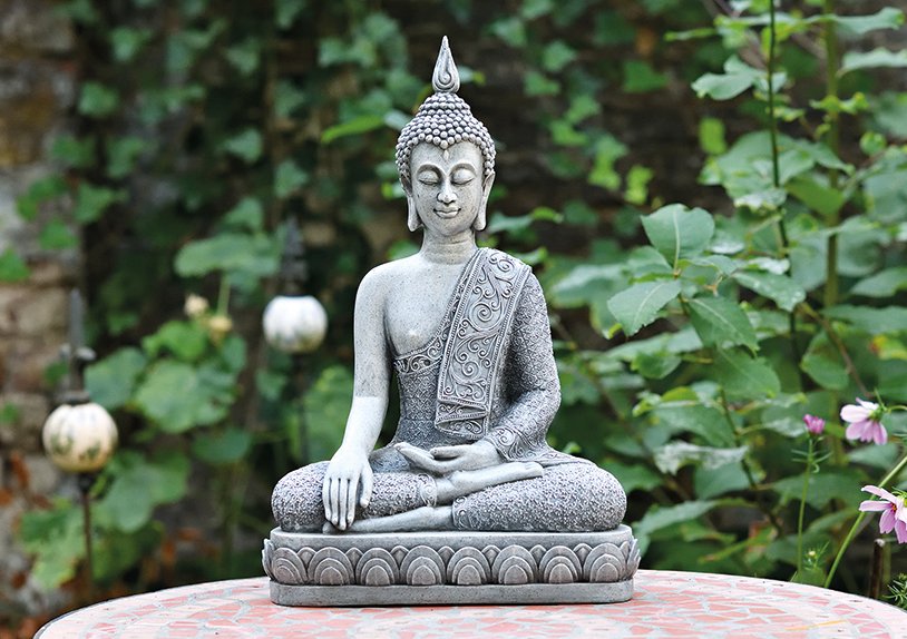 Bouddha assis sur un socle gris en poly, 39 cm