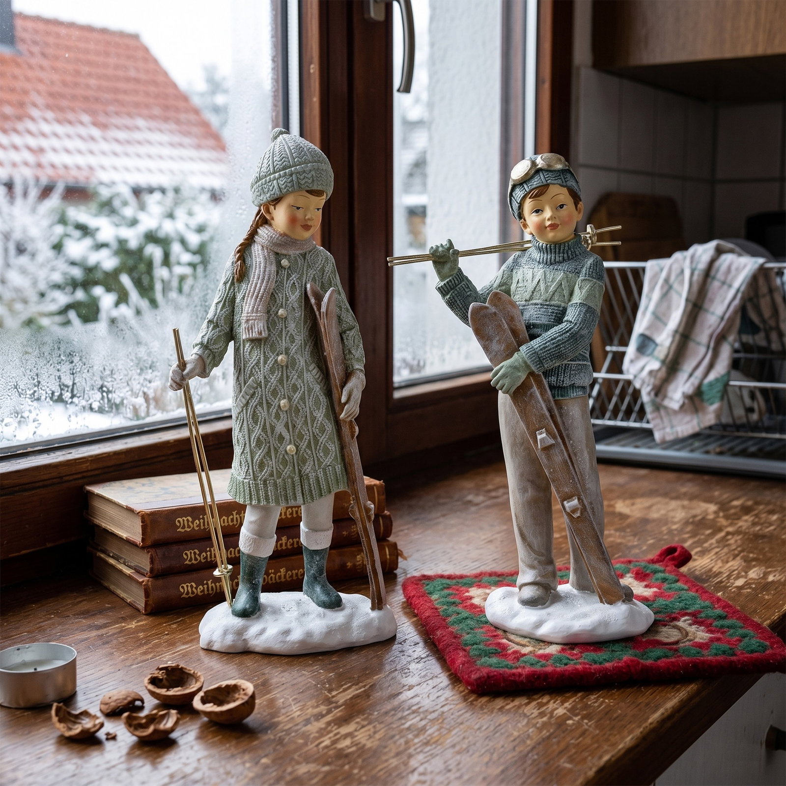 Winter-Figuren, Skifiguren, Schlitten, grüner Pullover, Schneebasis