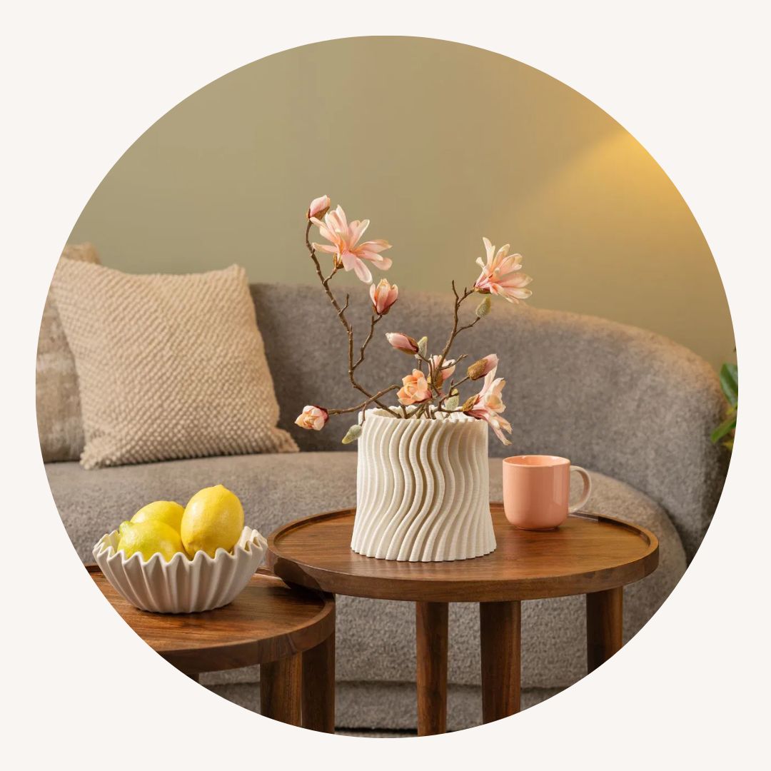 Kaffeetisch, Tabelle, Kissen, Blumen-Arrangement, Tasse