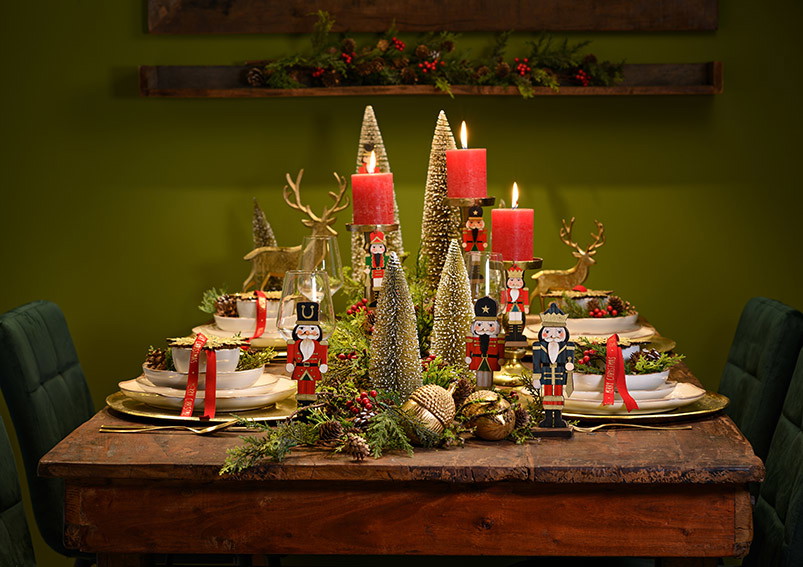 Christmas tree on tree trunk with glitter made of gold plastic (W/H/D) 10x34x10cm weihnachtstisch, festtafel, kerzen, dekofiguren, holz table