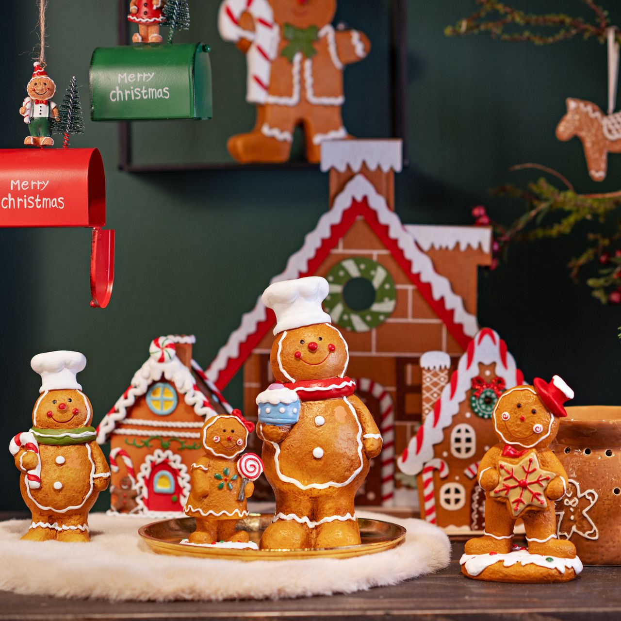 Stand-up gingerbread house with LED made of felt, brown (W/H/D) 14x17x4cm, battery operation 2xAAA, not included Stand-up gingerbread house with LED made of felt, brown (W/H/D) 14x17x4cm, battery operation 2xAAA, not included