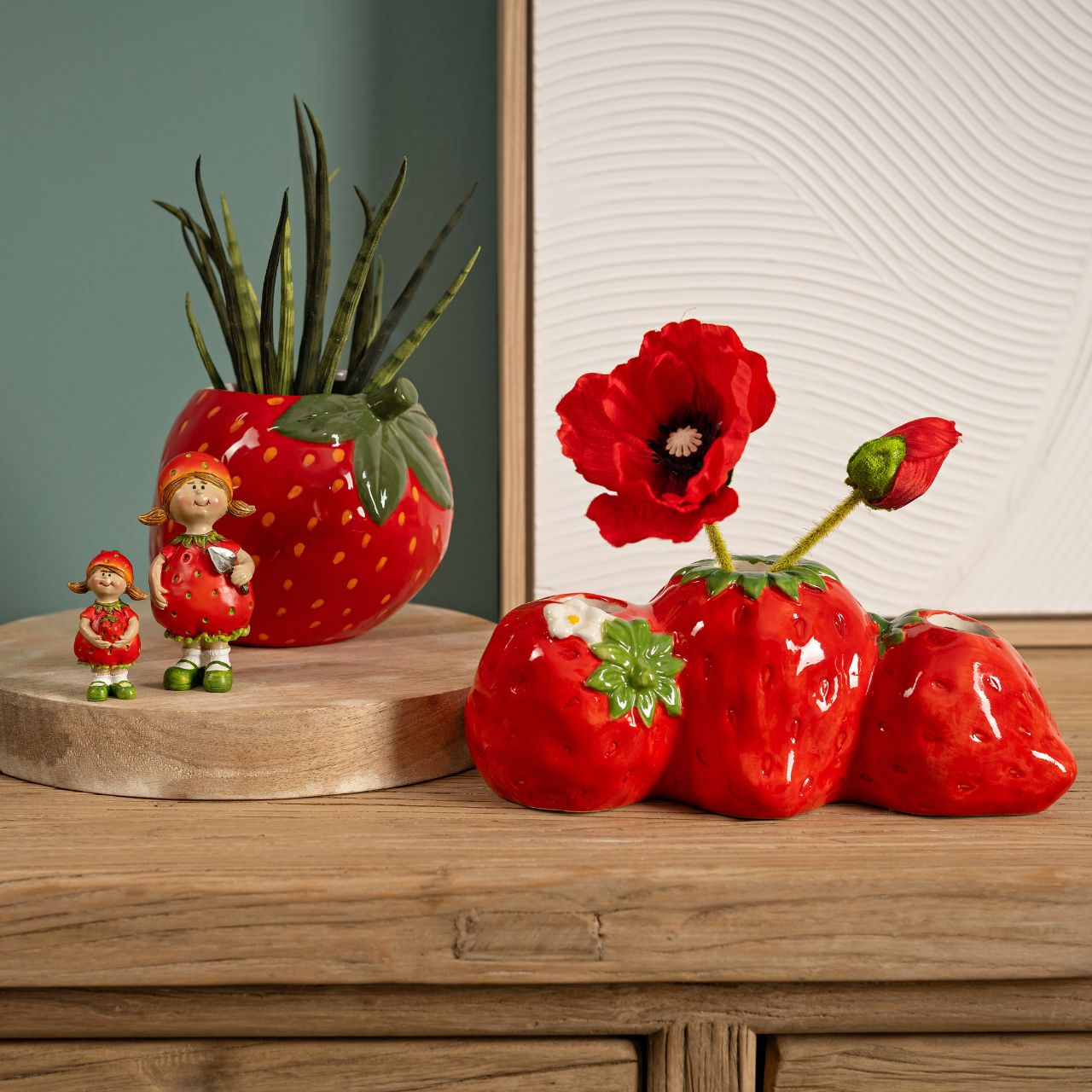 Strawberry girl figurine made of poly, 2-fold, red/green (W/H/D) 3x6x2cm Strawberry girl figurine made of poly, 2-fold, red/green (W/H/D) 3x6x2cm