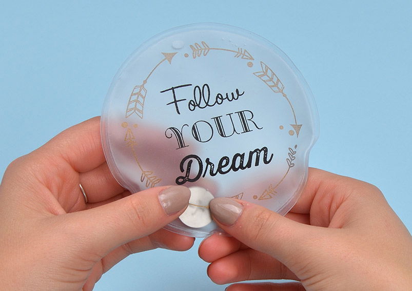 Pocket warmer spreuken -Wild and Free- + -Follow your dream- gemaakt van plastic Zwart 2-vouwig, (B/H/D) 9x9x1cm