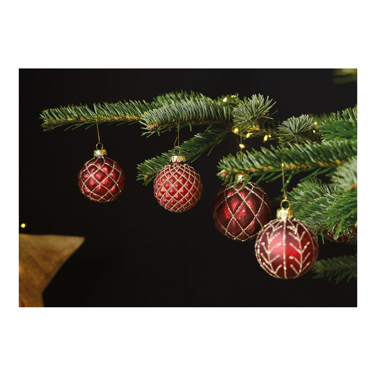 Weihnachtskugeln, rot, Glas, goldenes Rautenmuster, glitzernd